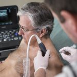 Mann som er under ultralydveiledet injeksjonsbehandling